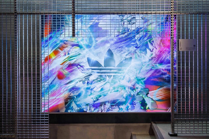 Farbintensives Lentikularwerk von Valentin Dommanget im Adidas-Store