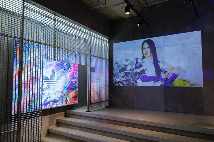 Raumansicht der Installation im Adidas-Store in Japan